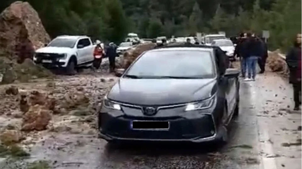Dev kayalar yola düştü, ulaşım durma noktasına geldi