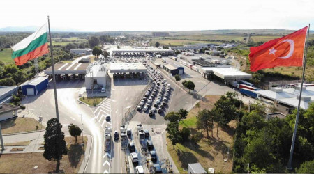 Dönüş yolundaki gurbetçiler kuyruk oluşturdu