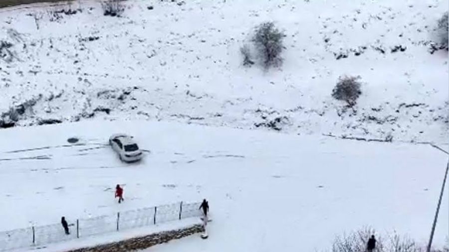 Elazığ'da yol buz pistine döndü