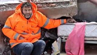 Enkaz altındaki kızının elini hiç bırakmayan baba konuştu