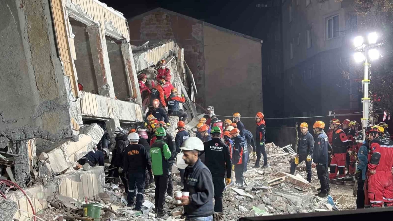 Enkaz başında anne ve baba aranıyor