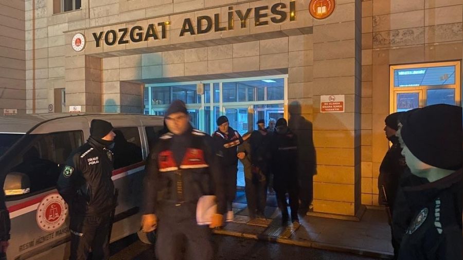 Eşine küfreden iki kişiyi öldüren zanlı tutuklandı