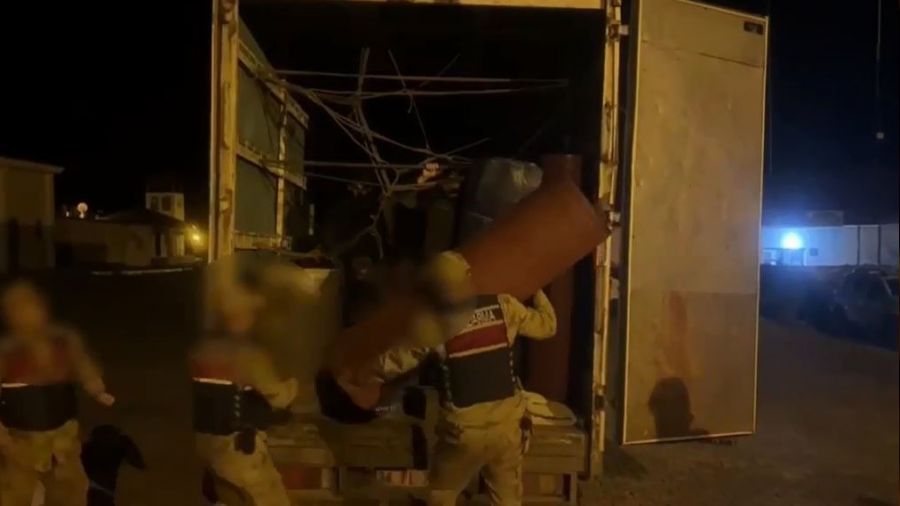 'Ev eşyası var' denildi, 60 göçmen çıktı