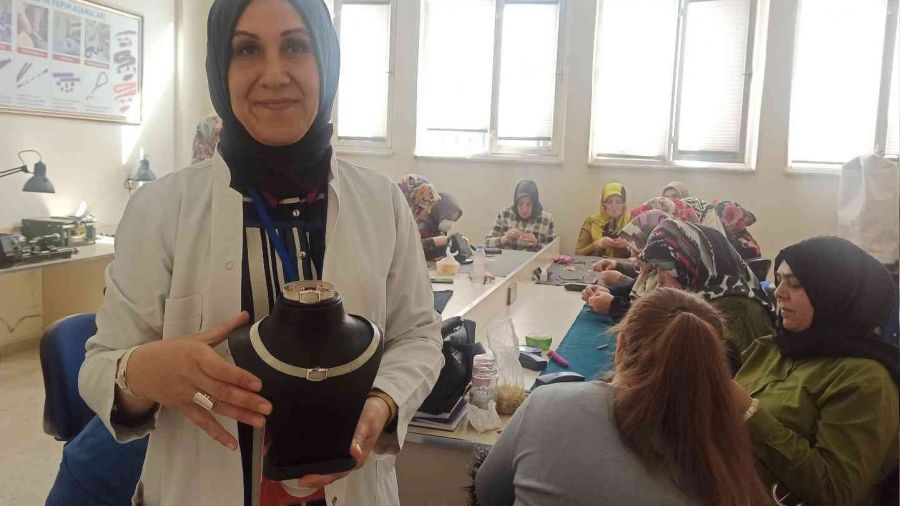 Ev hanımları takı tasarlıyor
