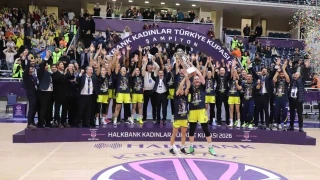 Fenerbahçe, Galatasaray'ın elinden bir kupayı daha aldı