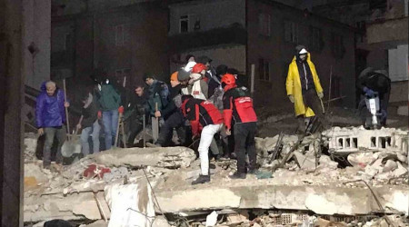 Gaziantep'te 6 katlı bina enkazından 2 ceset çıkartıldı