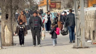 Halep'te siviller bombaların altında tahliye ediliyor