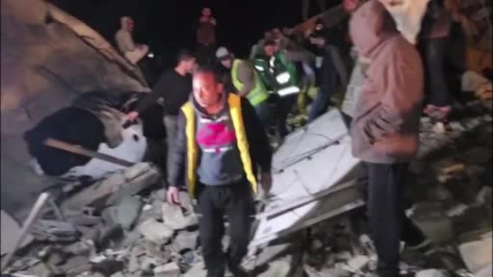 İsrail bombardımanında hasar alan binalar çöküyor