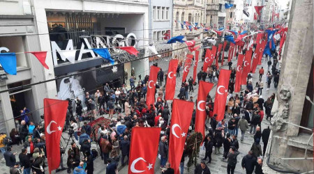 stiklal Caddesi Trk bayraklaryla donatld