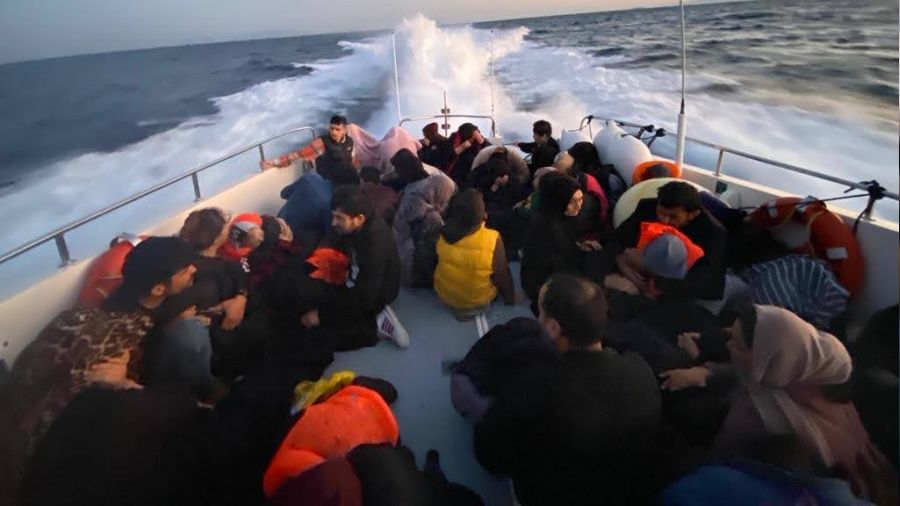 İzmir açıklarında 270 düzensiz göçmen yakalandı