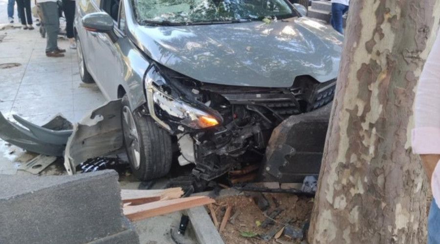 Kadıköy'de hızla gelen aracın çarptığı yaya ağır yaralandı