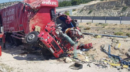 Kamyon şarampole devrildi, 4 kişi öldü