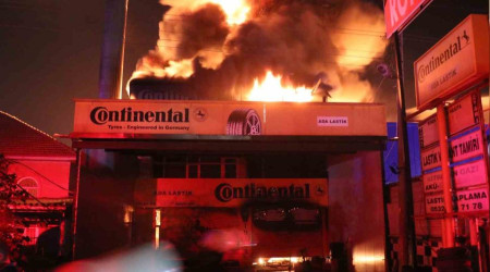 Kauçuk fabrikasında çıkan yangın geceyi aydınlattı