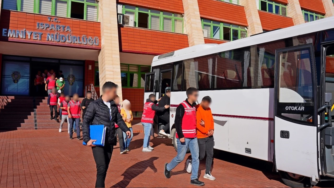 Kendilerini polis olarak tantp 3 milyon TL vurgun yapmlar