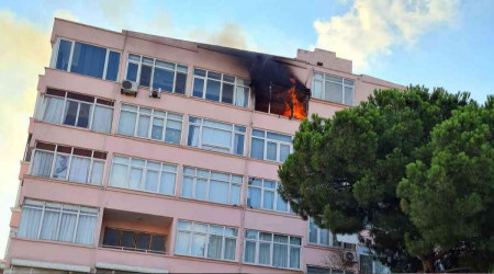Küçükçekmece'de 5 katlı binada korkutan yangın