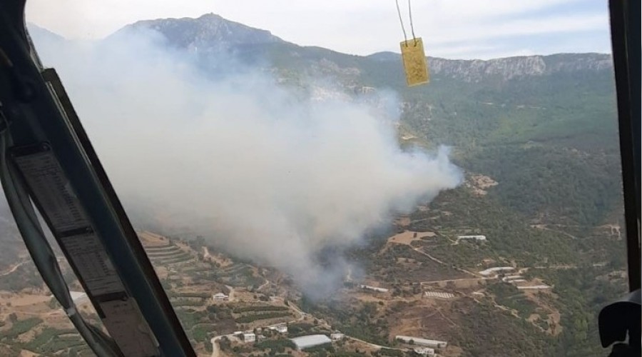 Mersin'deki orman yangını sürüyor