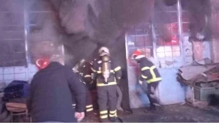 Oto döşeme dükkanı çıkan yangında küle döndü