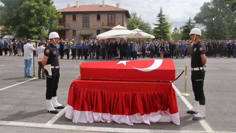 Polis memuru kalbine yenik düştü