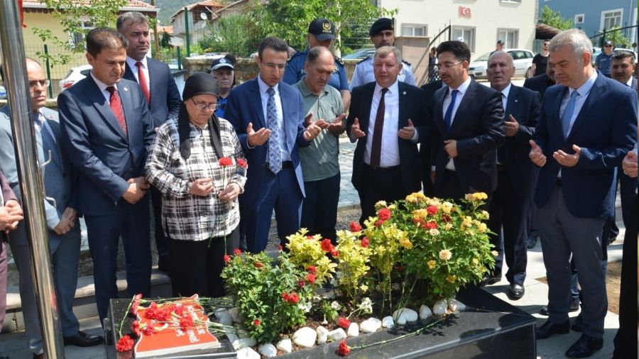 Şehit Aybüke öğretmen mezarı başında anıldı