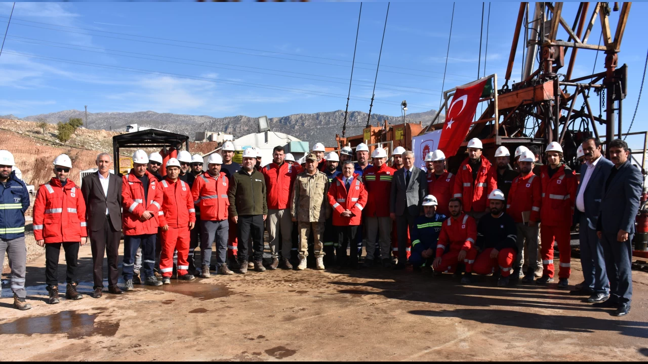Şırnak'ta kuyulardan petrol fışkırıyor