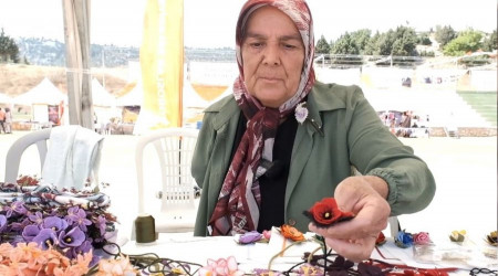 Tek eliyle iğne oyası yaparak geçimini sağlıyor