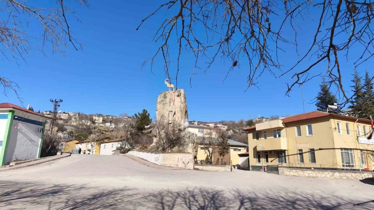 Tunceli'deki devasa kaya gizemini koruyor