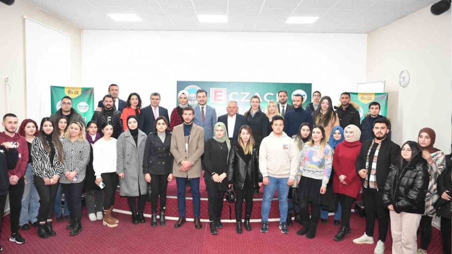 Türkiye'de İlk Olan Eczacı Asistanlığı Kursu'nda İlk Ders Zili Çaldı