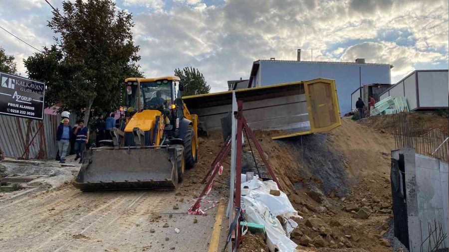 Üsküdar'da hafriyat kamyonu devrildi
