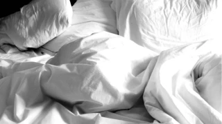 Uykuda tekme atmak her zaman masum olmayabilir