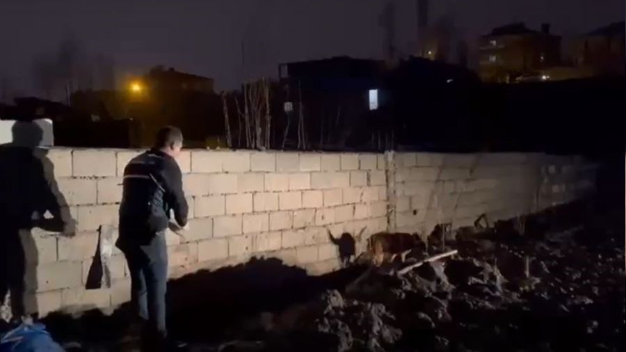 Van'da toprağa gömülü silah ve mühimmat bulundu