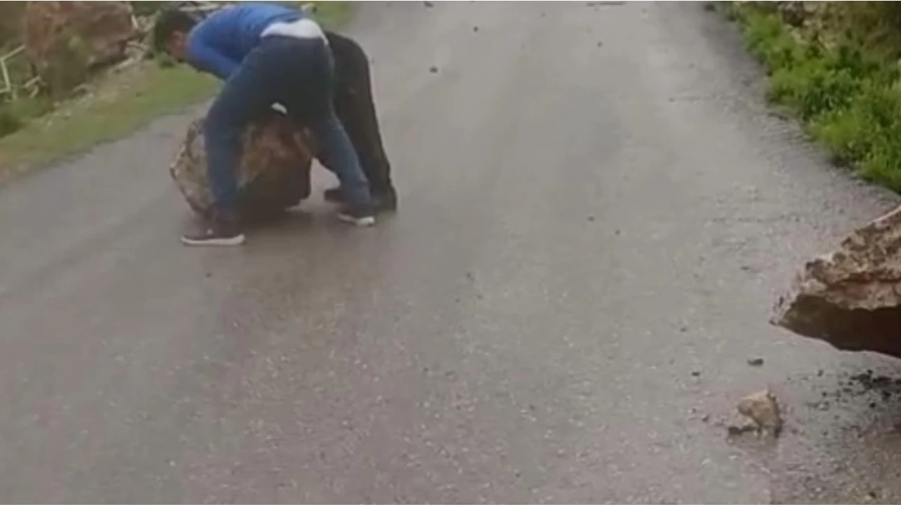 Yağmur sonrası yola kayalar düştü