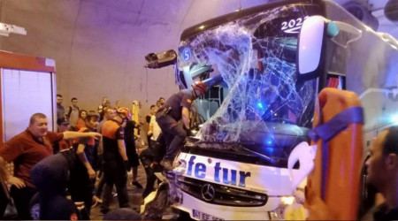 Yolcu otobüsü kamyona çarptı