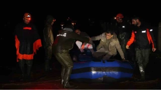 Antalya Kumluca'da sağanak yağış tarım arazilerini sular altında bıraktı, araçta mahsur kalan sürücü botla kurtarıldı