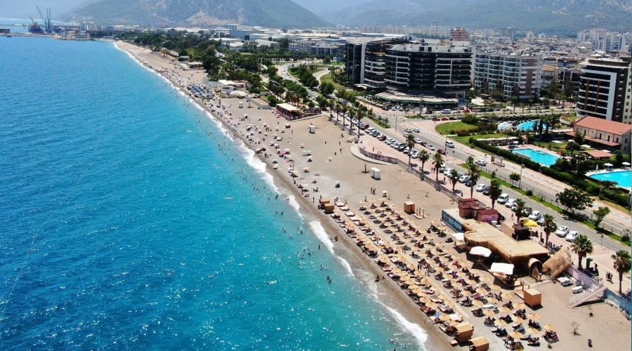 Antalya'da tatilciler sahilleri doldurmaya başladı