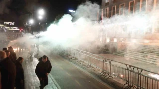 Arnavutluk'ta hükümet karşıtı protestocular ile polis arasında çatışma