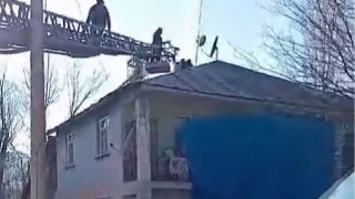 Baca yangınında itfaiye eri çatıdan düştü
