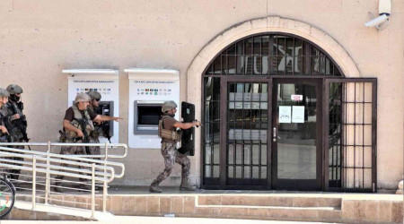 Banka müdürünü rehin alan şahıs 2 saat sonra ikna edildi