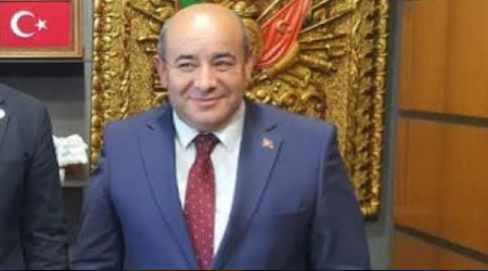 Belediye başkanının aracı tırla çapıştı