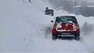 Çatak'ta çığ düştü: Sürücü son anda kurtuldu