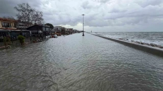 Edremit'te denizle kara birleşti: İşletmeler sular altında kaldı