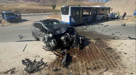 Elazığ'da cip ile yolcu otobüsü çarpıştı: 1'i ağır 3 yaralı
