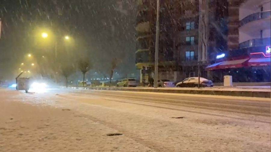 Elazığ'ın merkezine mevsimin ilk karı yağdı