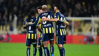 Fenerbahçe ikinci yarıda bulduğu gollerle 3 puana uzandı