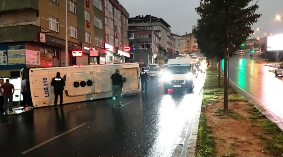 Gaziosmanpaşa'da servis midibüsü devrildi