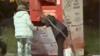 Giysi kumbarasından kıyafet çaldılar