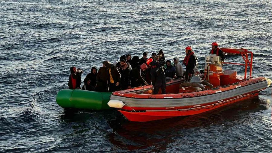 İzmir açıklarında 30 düzensiz göçmen kurtarıldı, 28 göçmen yakalandı