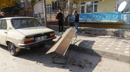 Kaldırımda yürürken başına düştü