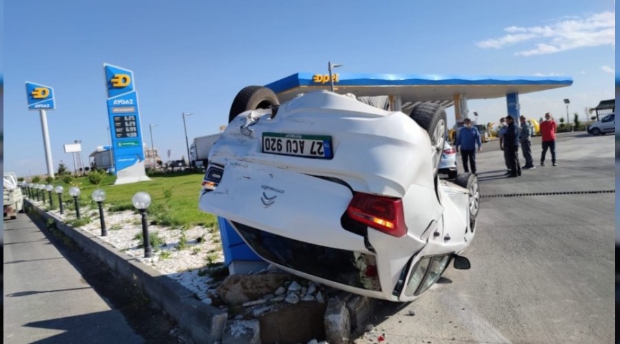 Kamyonetle çarpışan otomobil takla attı