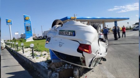 Kamyonetle çarpışan otomobil takla attı