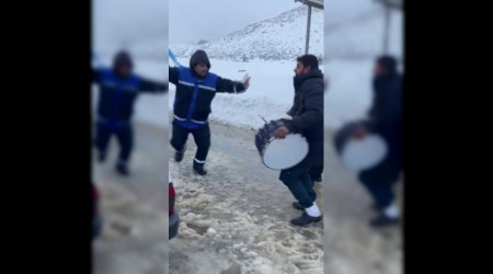 Kar yağışına sevinip davul zurna eşliğinde oynadılar